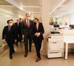 Su Majestad el Rey recorre el área de la Dirección General de Españoles en el Exterior y Asuntos Consulares